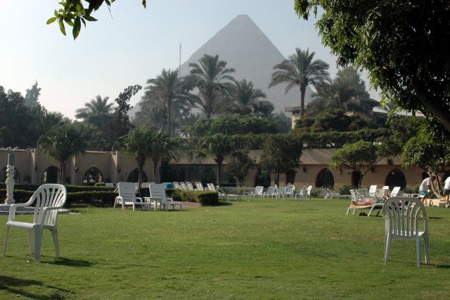 Der Pool des Mena House Oberoi Hotel mit Blick auf die Pyramiden