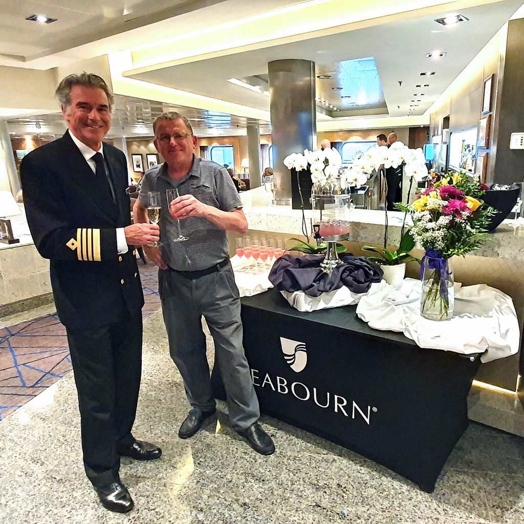 Kapitän Tim Roberts und sein Kreuzfahrtberater auf der Seabourn Sojourn