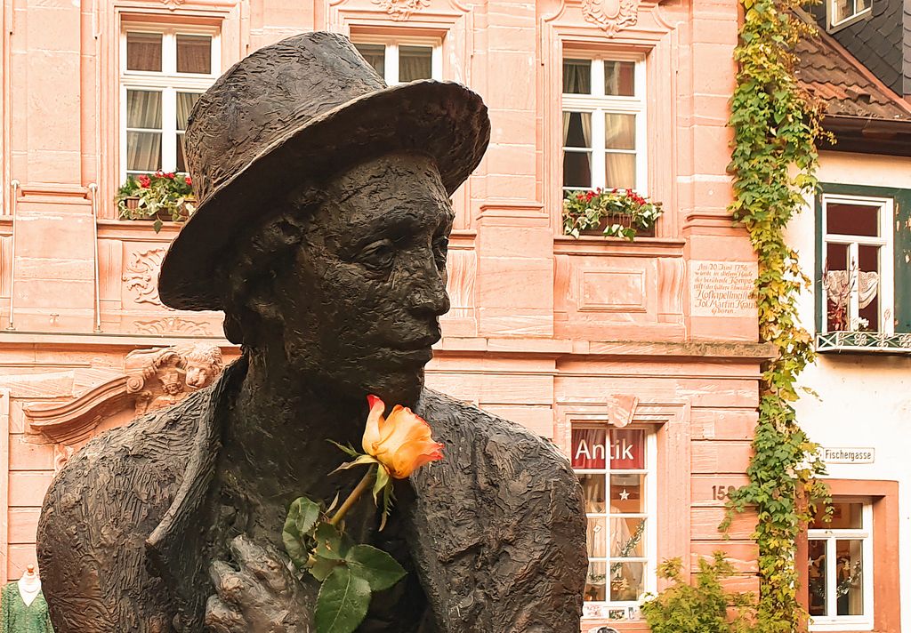 Die Statue von Joseph Martin Kraus in der Altstadt von Miltenberg