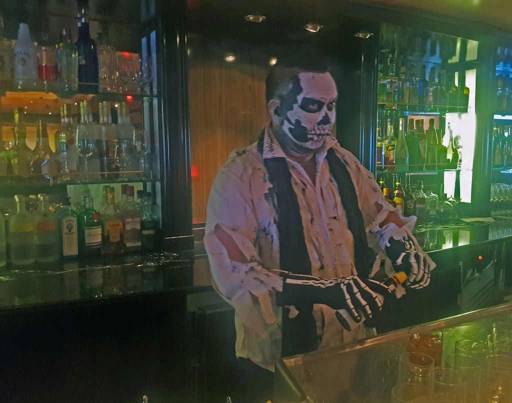 Ein Barkeeper an Halloween auf der MS Whisper