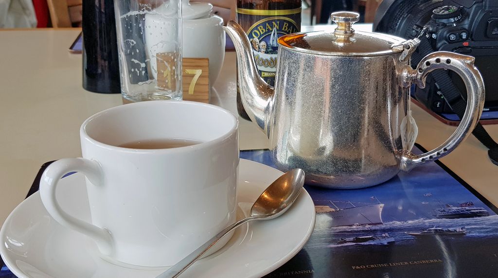 Im Teehaus auf der HMY Britannia in Leith