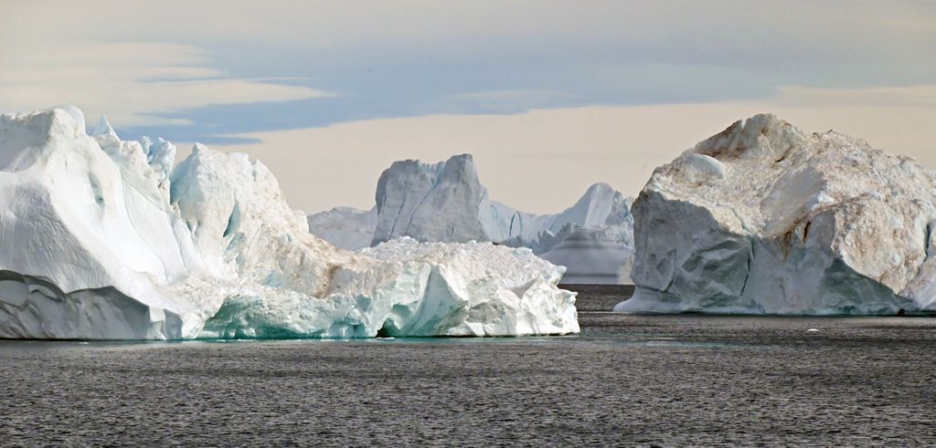 Ausblick auf Eisberge im Ilulissat-Eisfjord