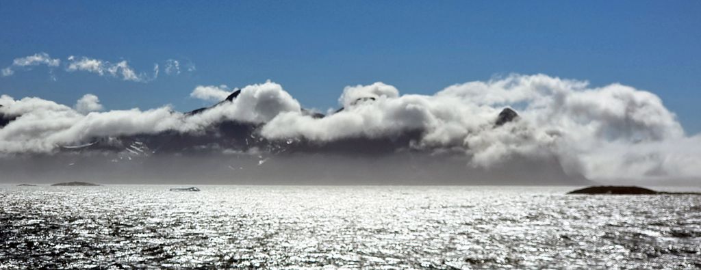 Mit Wolken bedeckte Berge auf dem Weg nach Ivittuut