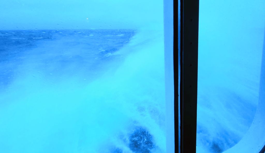 Sturm im Nordmeer am Morgen