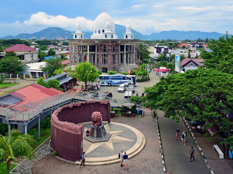 Blick vom Generator-Schiff PLTD Apung 1 in Banda Aceh auf die Moschee Masjid Subulussalam und Gedenktafel