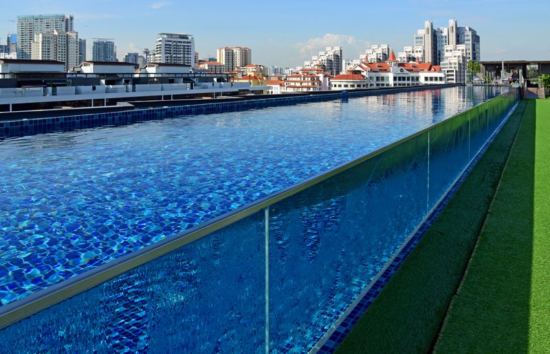 Der Hotel-Pool des Holiday Inn Express Hotel / Singapur