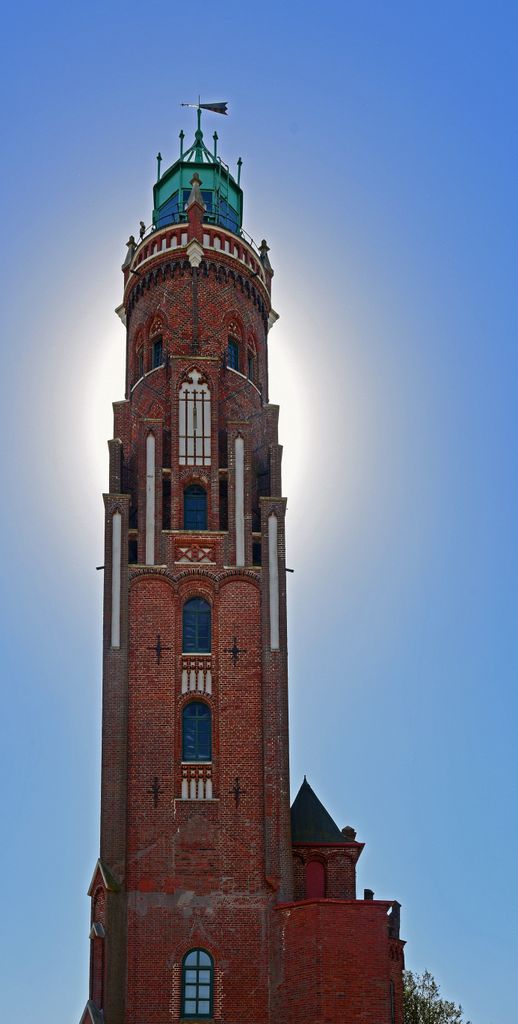Der leicht schiefe Simon-Loschen-Leuchtturm von Bremerhaven