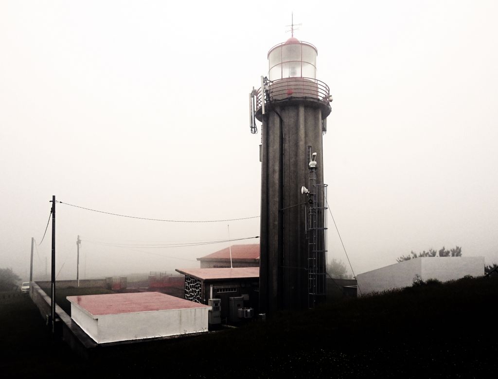 Der Leuchtturm Farol do Carapacho auf Graciosa