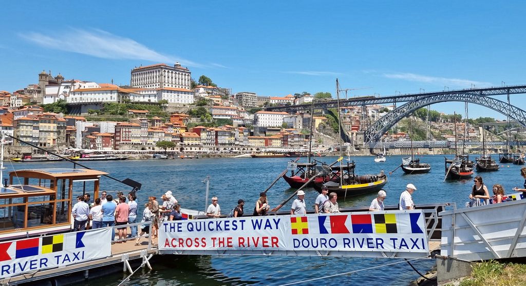 Mit dem Wassertaxi über dem Douro in Porto