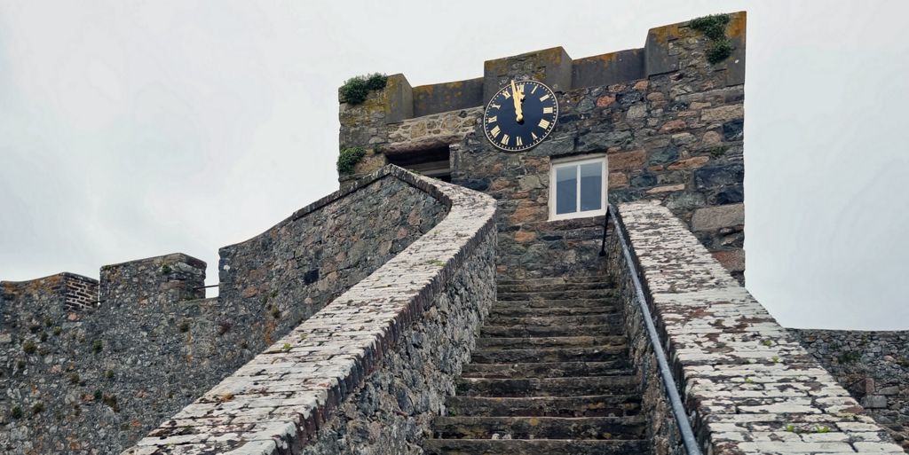 12 Uhr mittags im „Castle Cornet“ auf Guernsey