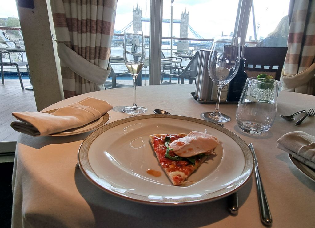 Pizza auf der Silver Wind mit Blick auf die Tower-Bridge von London