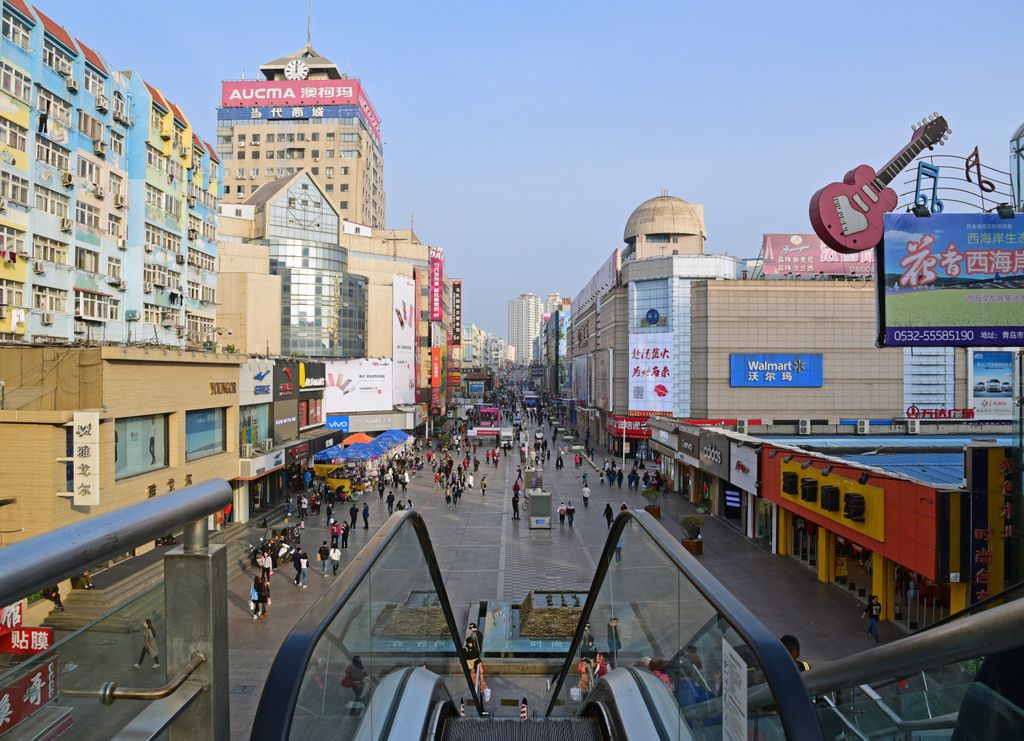 Eine Einkaufsstrasse in Qingdao