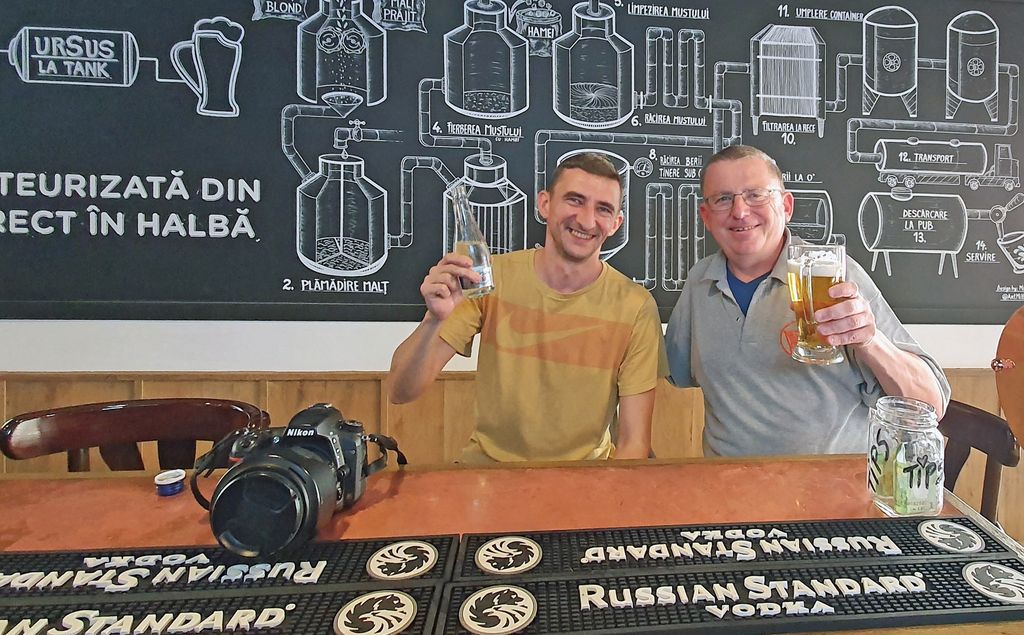 Zinni und seiner neuer Freund in einem Bier-Pub von Bukarest