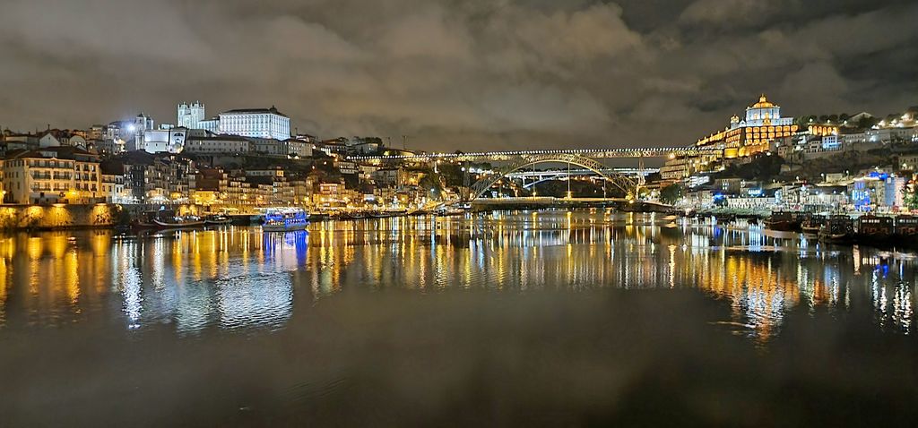 Porto und Vila Nova de Gaia bei Nacht