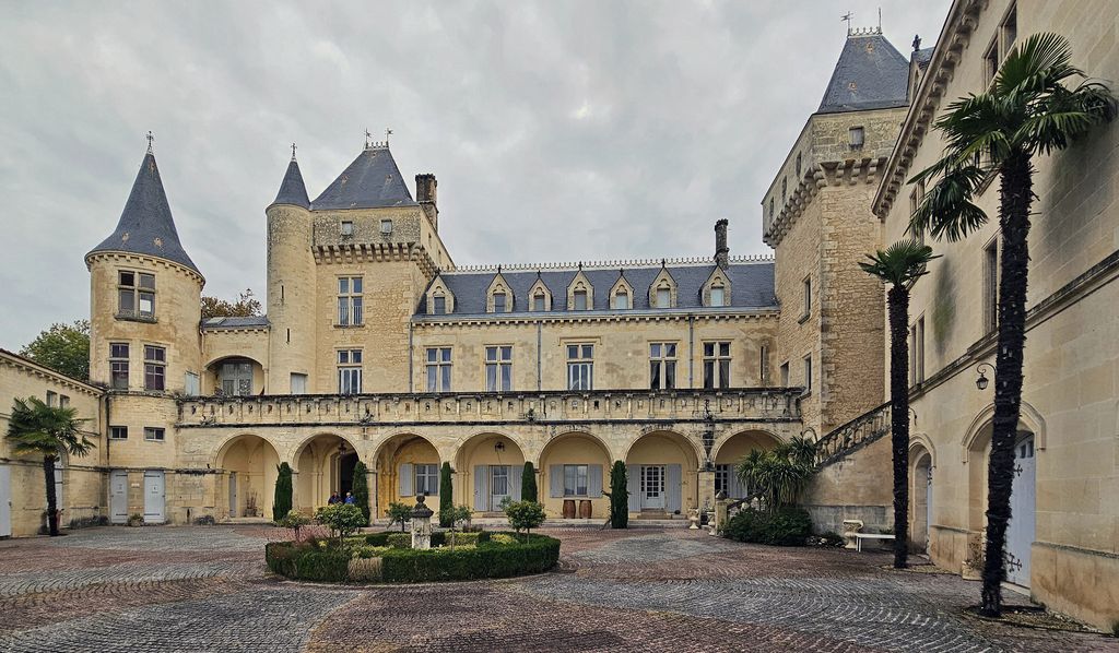Der Innenhof vom Château de la Rivière