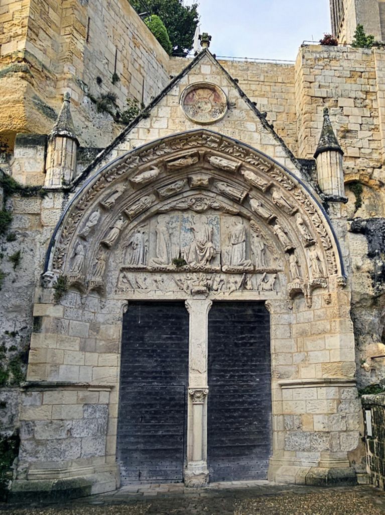 Der Eingang zur Felsenkirche in Saint-Émilion