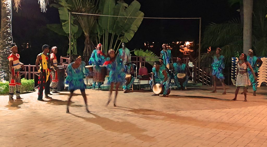 Akrobatische Tanz-Show im Senegambia Beach Hotel