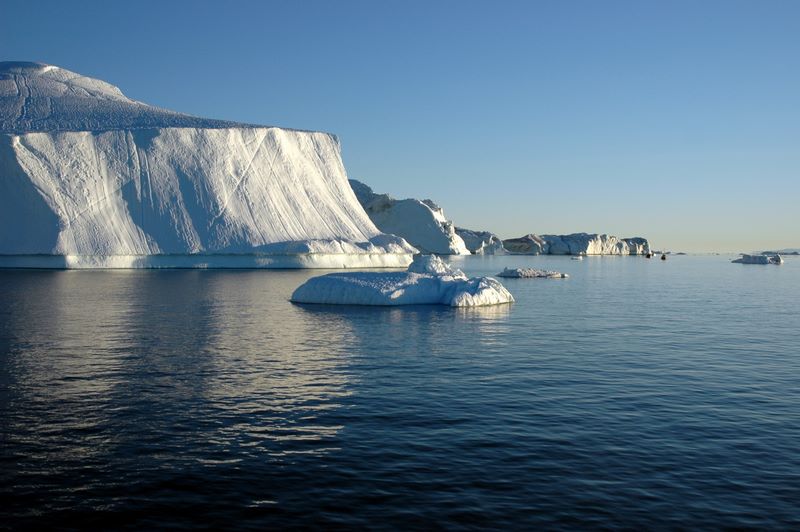 Auf Schifffahrt durch die Eisberglandschaft