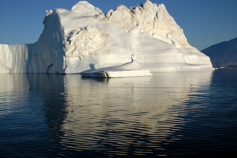 Auf Schifffahrt durch die Eisberglandschaft