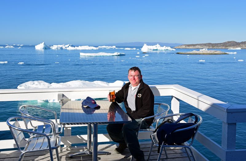 Zinni trinkt sein verdientes Bier in Ilulissat