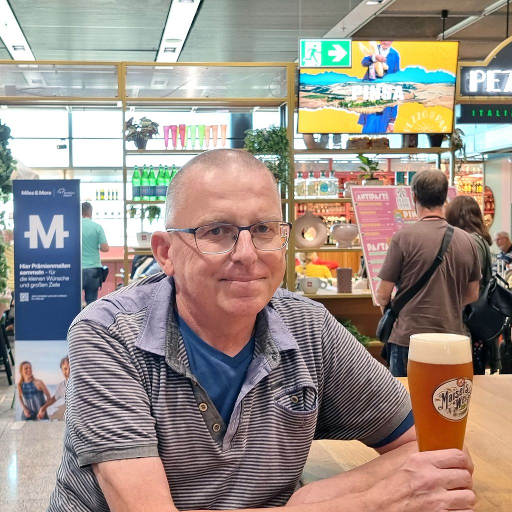 Zinni trinkt sein Flughafen-Bier bei Hausmann's in Frankfurt am Main