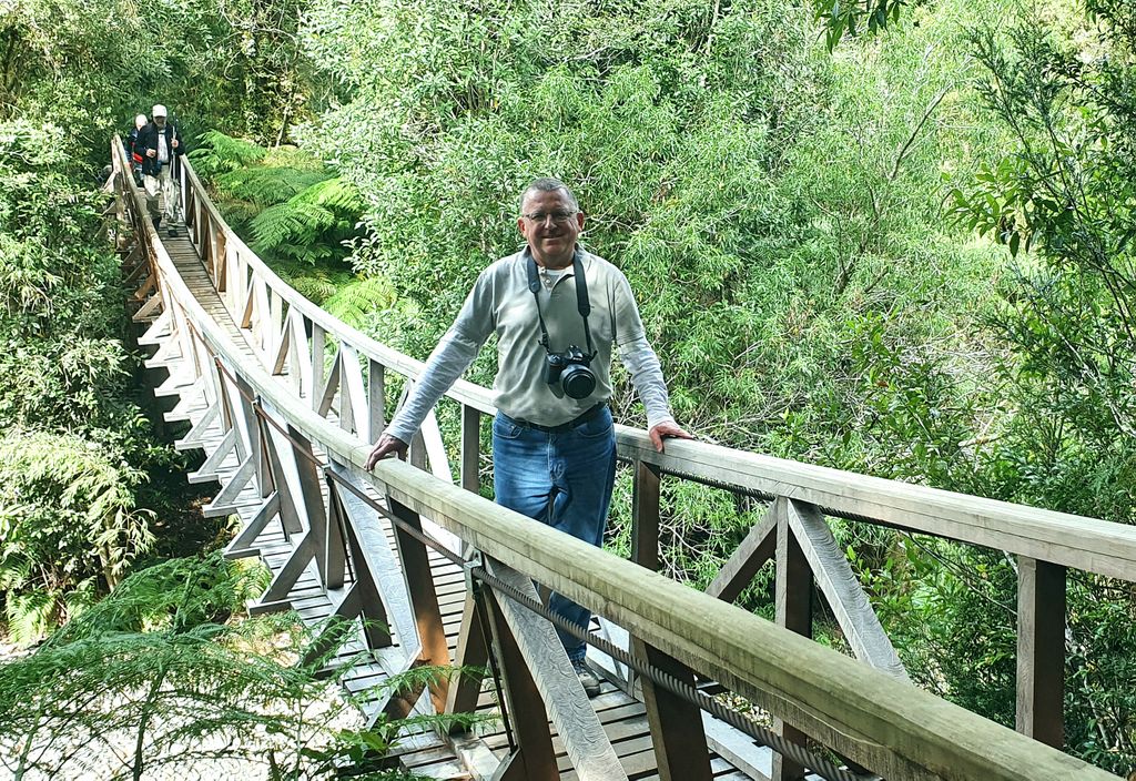 Zinni auf einer Hängebrücke im Pumalin Douglas Tompkins National Park