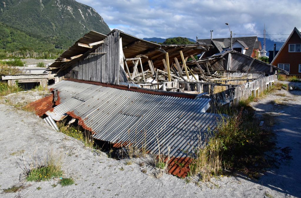 Durch Vulkanaktivitäten zerstörtes Gebäude in Chaitén