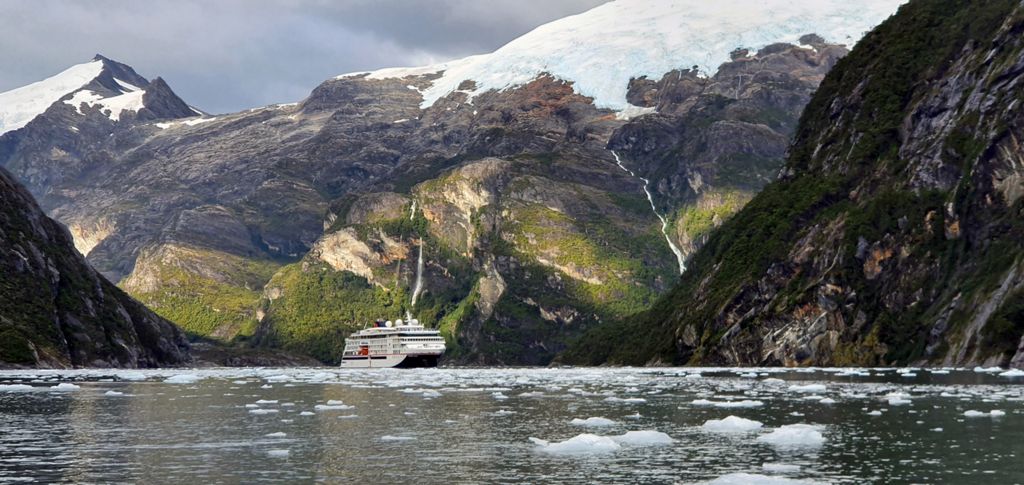 Die HANSEATIC nature im Garabaldi Fjord