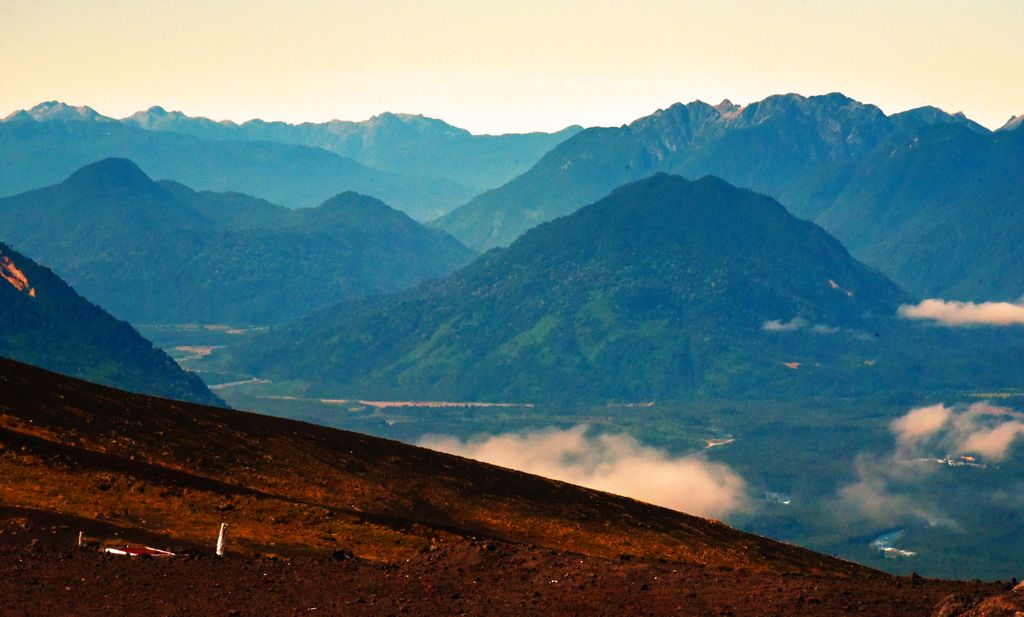 Blick vom Vulkan Osorno auf die umliegenden Berge