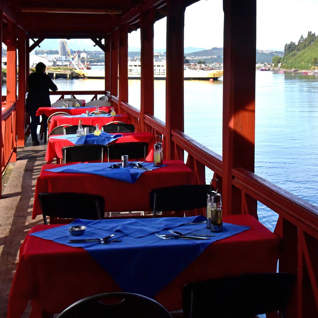 Ein Restaurant im Fischmarkt von Angelmó / Puerto Montt