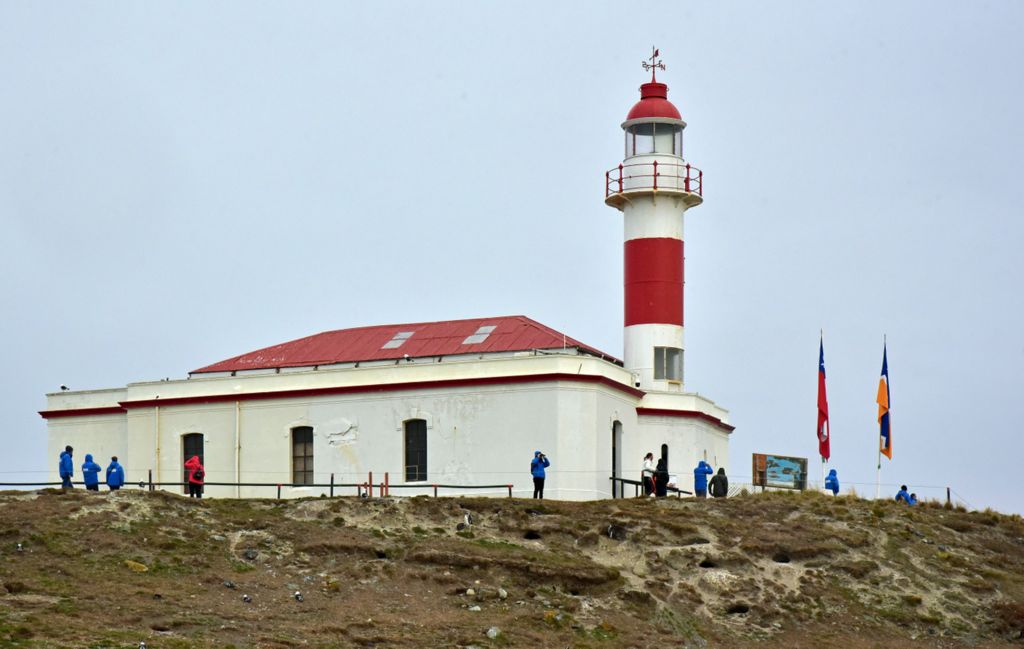 Touristen und der Leuchtturm auf der Insel Magdalena