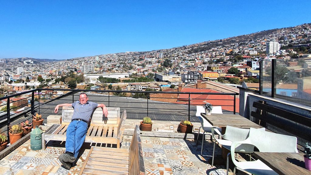 Zinni auf der Dachterrasse vom Casa Galos Hotel in Valparaíso
