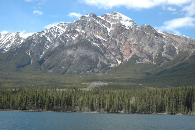 Der Pyramid Lake mit Berg