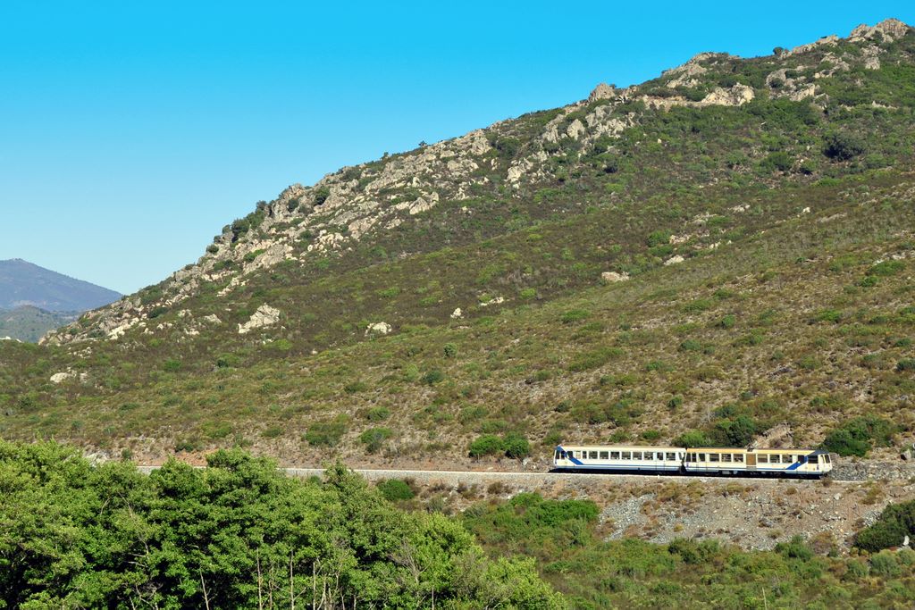 Die Schmalspurbahn in Korsika unterwegs