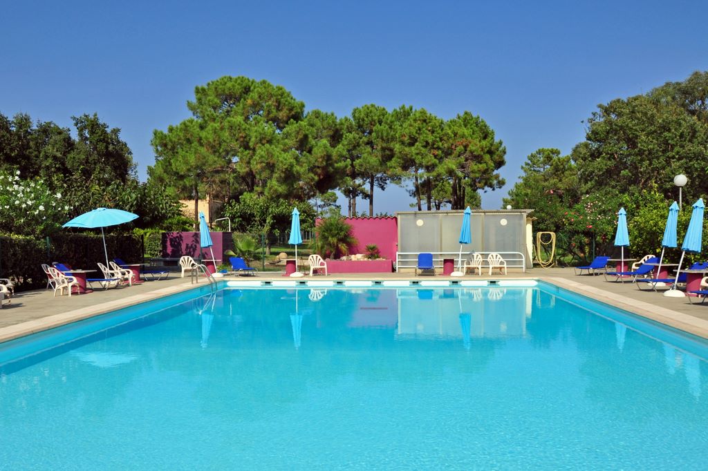 Der Pool vom Isola Hôtel nahe des Airports von Bastia