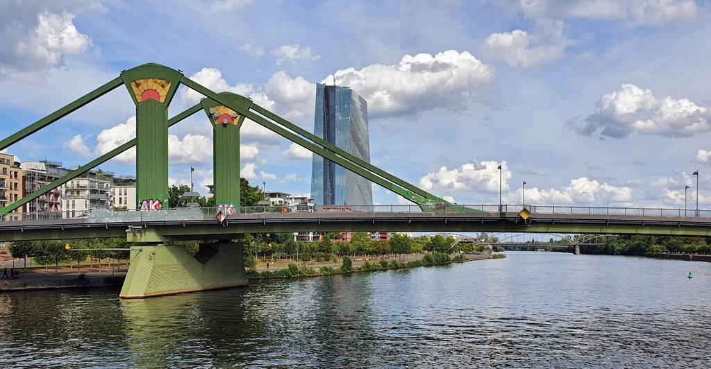Die Flößer-Brücke und der Skytower in Frankfurt