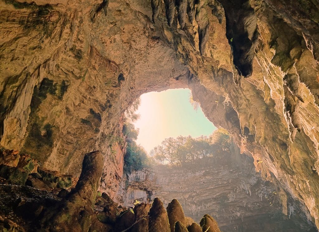Rote Höhlenwände in der Melissan-Höhle