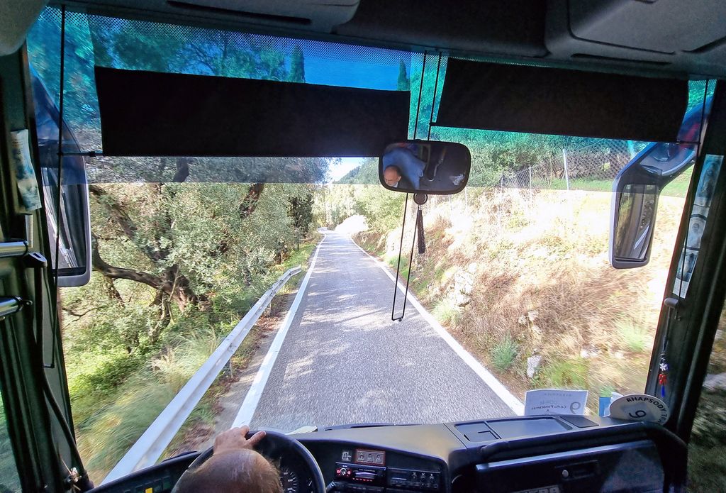 Blick vom VIP-Platz im Ausflugs-Bus auf das Innenland von Korfu