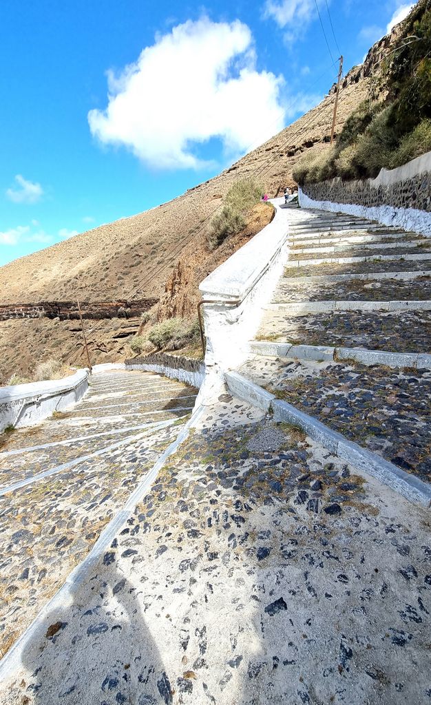 588 Stufen in Santorin