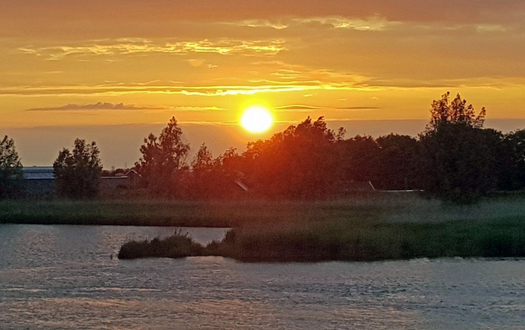 Die Sonne geht unter in den Niederlanden (Handybild)