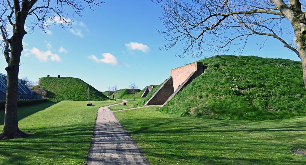 Unterwegs in der historischen Wallanlage in Hellevoetsluis / Niederlande
