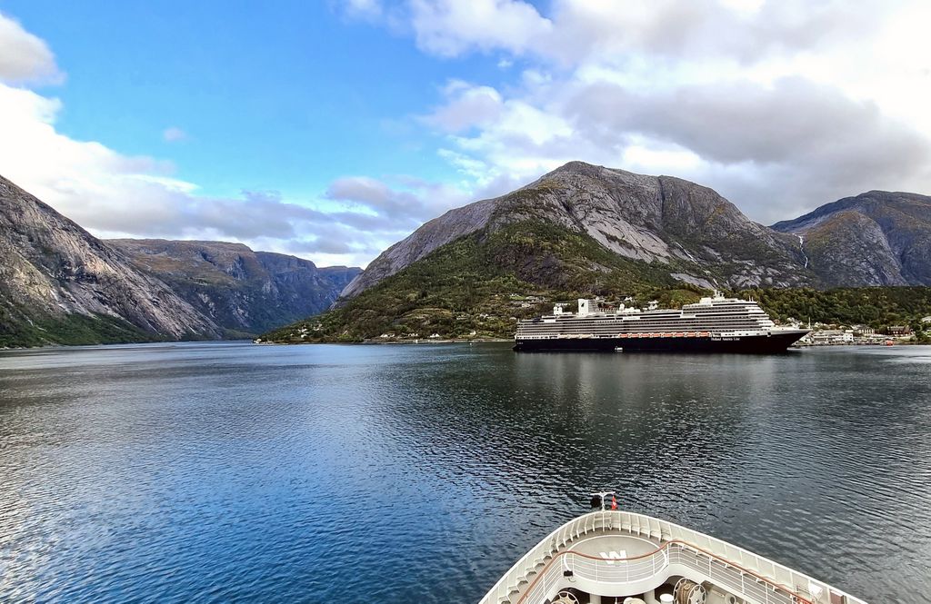 Die Holland American Line im Hafen von Eidfjord