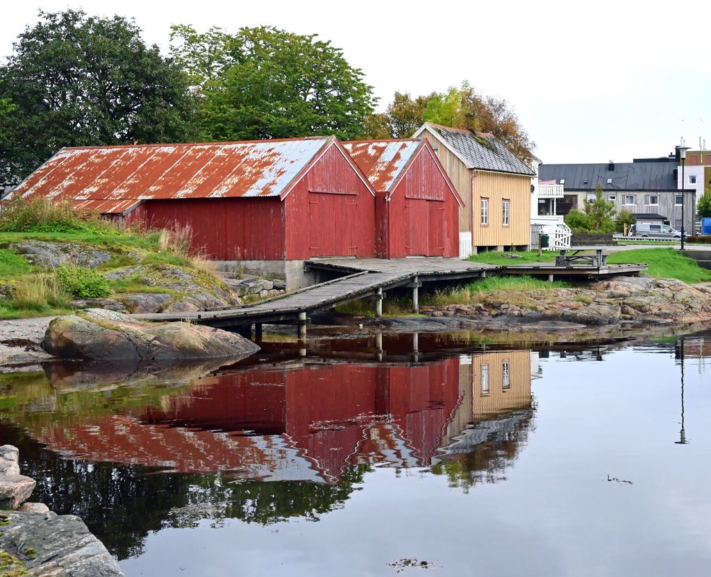 Alte Lagerhallen in Rørvik ohne Entenhäuschen