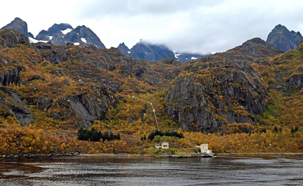 Ein gebändigter Wasserfall in den Fjorden von Norwegen