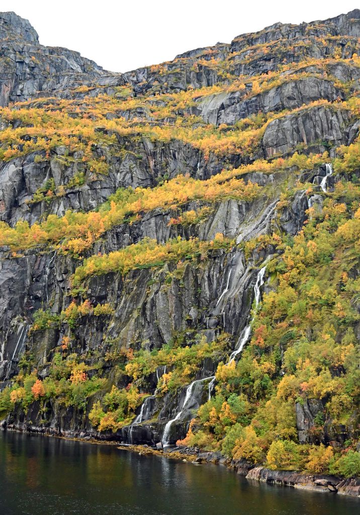 Der Wasserfall Jarsteinelva in den Fjorden von Norwegen