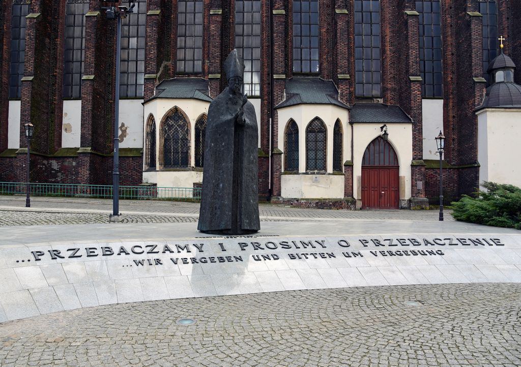Denkmal von Bischof Boleslaw Kominek in Breslau