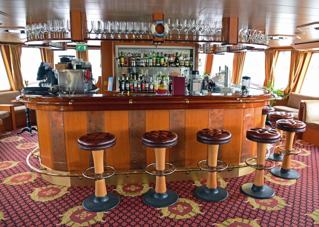 Die Bar der MS Coral