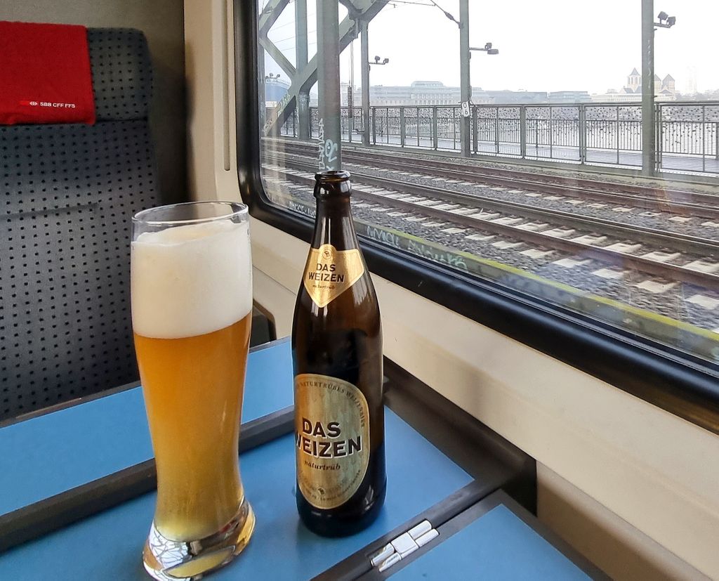 Schweizer Bier bei der deutschen Bahn Richtung Köln