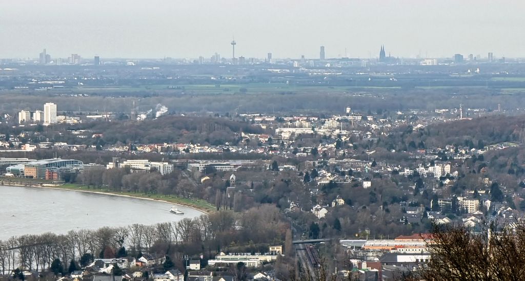 Suchbild: Finde den Kölner Dom und den Fernsehturm!