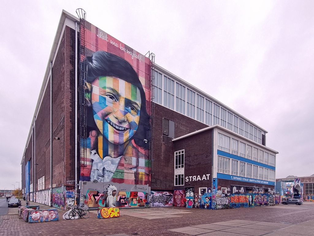 Das Wandgemälde von Anne Frank in der NDSM-Werft in Amsterdam